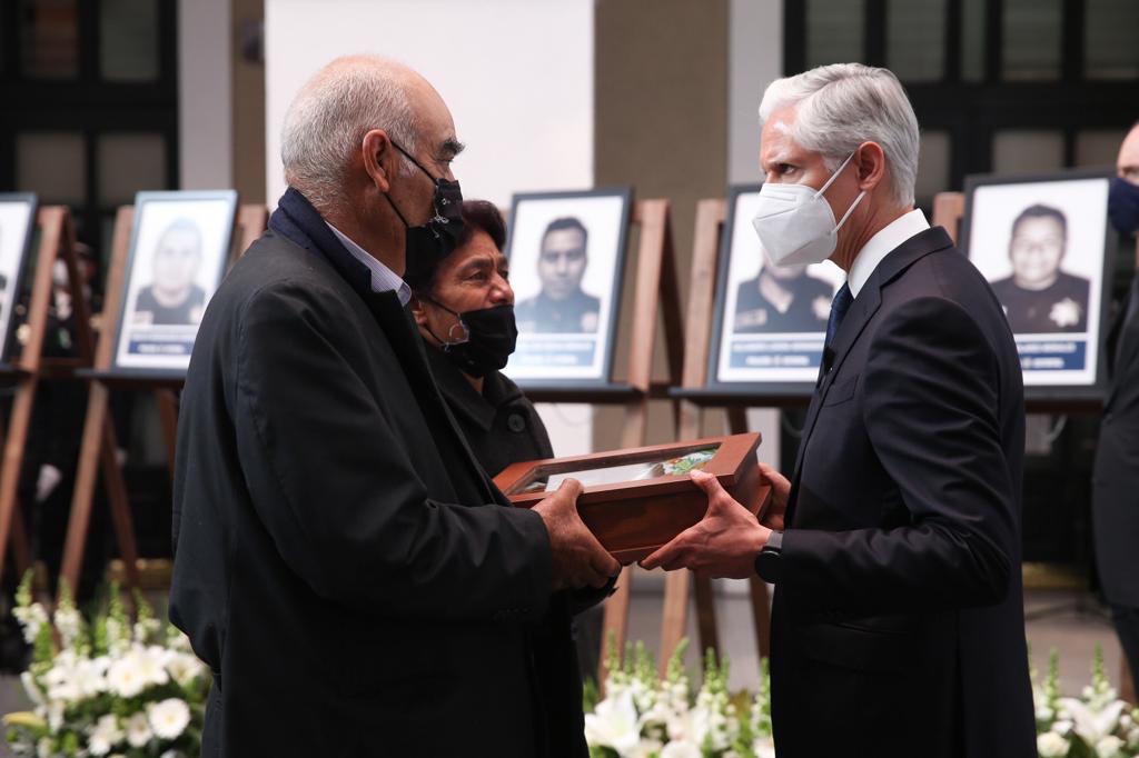 RINDEN HOMENAJE A POLICÍAS QUE PERDIERON LA VIDA EN CUMPLIMIENTO DE SU ...
