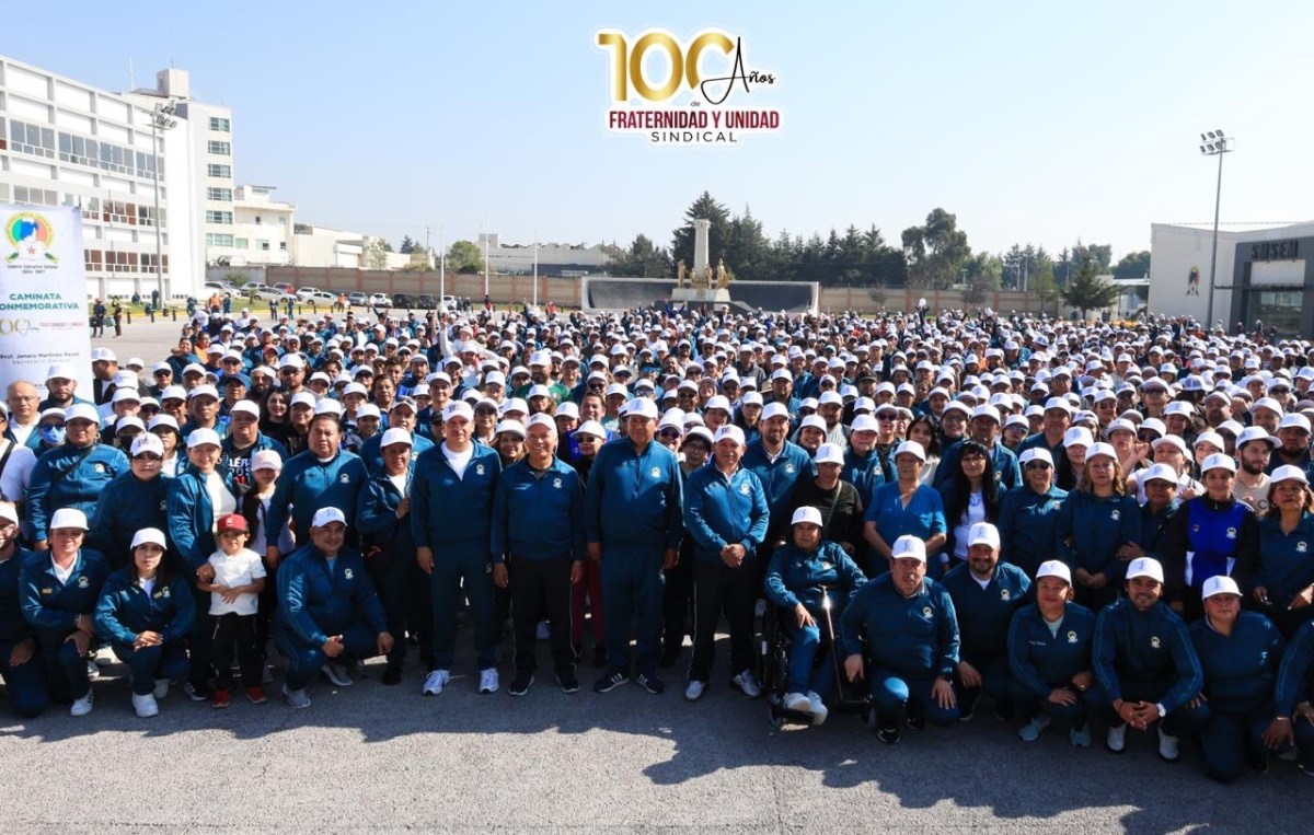 CAMINAN MAESTROS CON JENARO MARTÍNEZ POR LA REIVINDICACIÓN DE LA PROFESIÓN DOCENTE